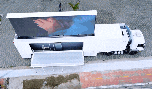 Unidade móvel Labor Experience com palco e telão de 10m x 4m