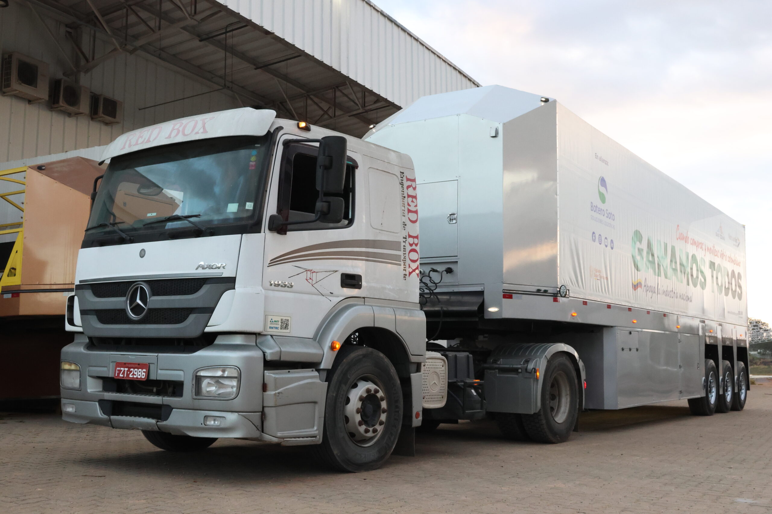 Transporte de vidros com semirreboque In Loader Labor