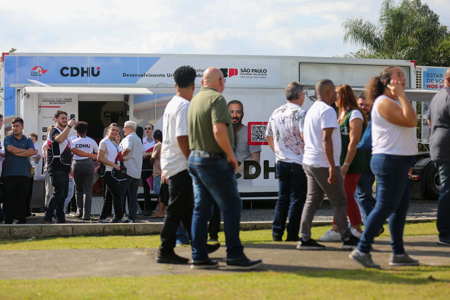 Interior do CDHU Móvel com balcões de atendimento
